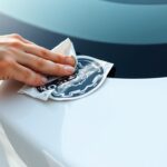 Jak usunąć naklejki i klej z samochodu bez zarysowań lakieru i szyb