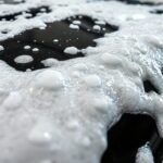 Mycie auta aktywną pianą – kiedy działa zamiast ręcznego, a kiedy trzeba doprać pozostałości
