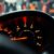 Auto nie odpala — kontrolki świecą, ale rozruch nie rusza: najczęstsze przyczyny i co sprawdzić