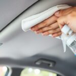 Jak czyścić podsufitkę w samochodzie krok po kroku, żeby nie odkleić i nie zostawić zacieków